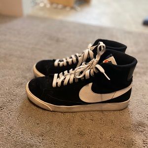 Women’s Nike shoe